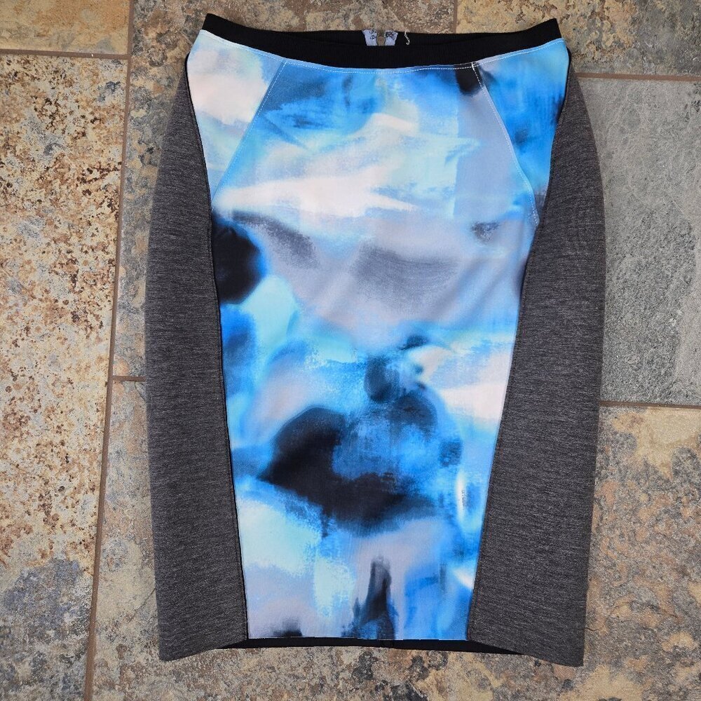 T Tahari Size 2 Scuba Pencil Skirt Gray Blue Watercolor Panel Exposed Back Zip